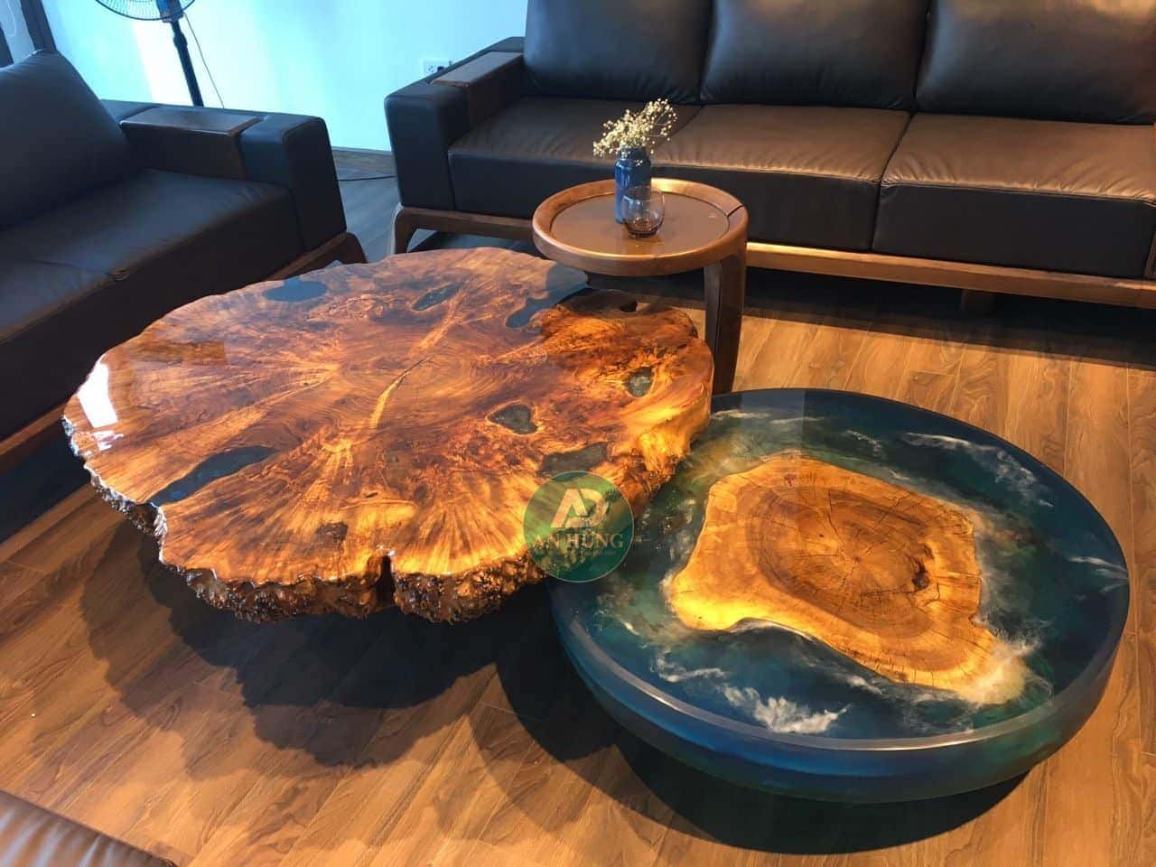 Để tăng phần độc đ&aacute;o, b&agrave;n tr&agrave; gỗ &oacute;c ch&oacute; c&ograve;n được&nbsp;kết hợp từ&nbsp;gỗ v&agrave; keo Epoxy. Thiết kế c&oacute; phần m&aacute;t mắt n&agrave;y, gi&uacute;p ta như lạc v&agrave;o chốn biển xanh