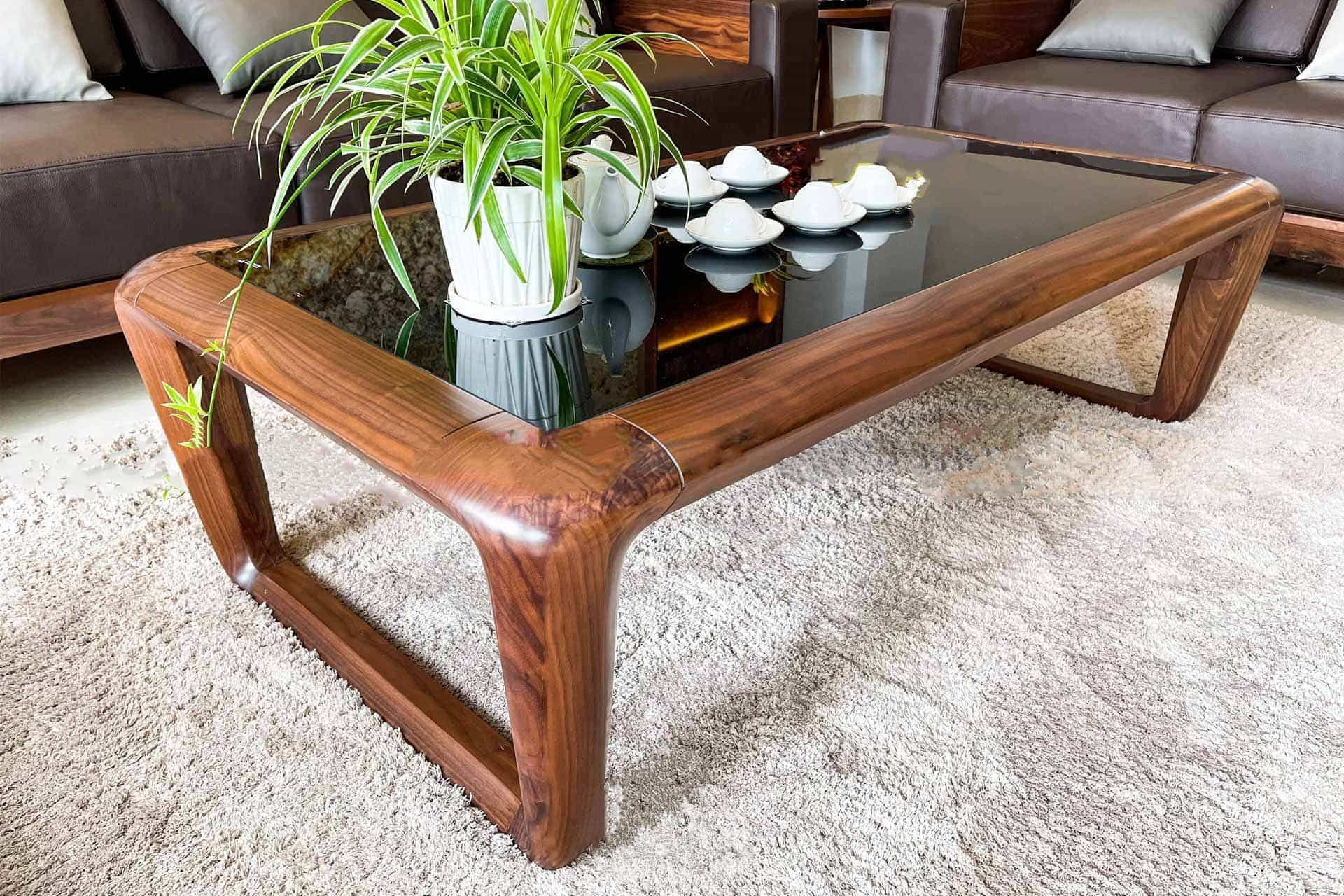 B&agrave;n tr&agrave; từ gỗ&nbsp;&oacute;c ch&oacute; hiện đại thường được phủ th&ecirc;m mặt đ&aacute; chống trầy xước