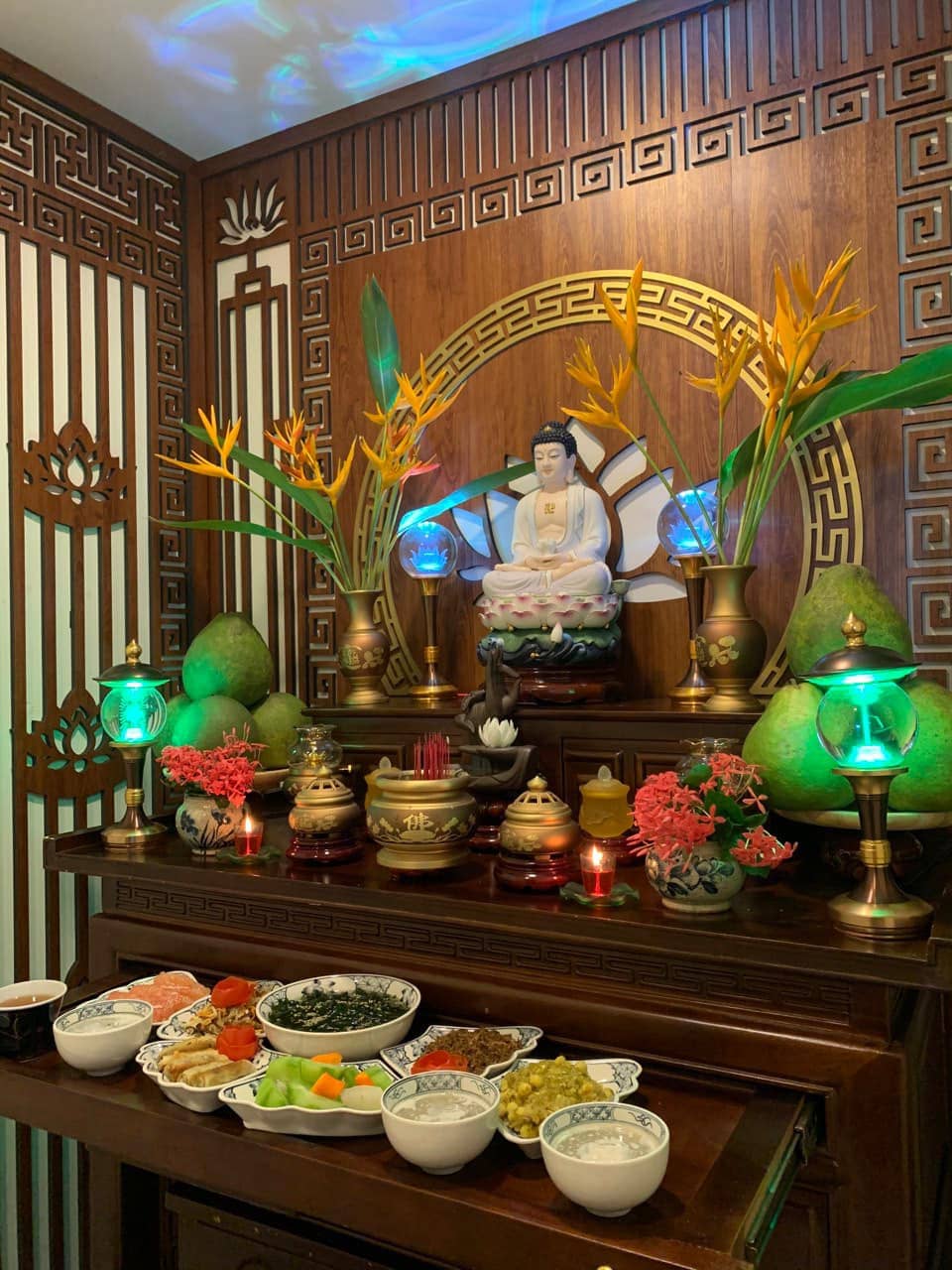 Kê giường ngủ dưới bàn thờ là điều tối kị bạn không nên làm