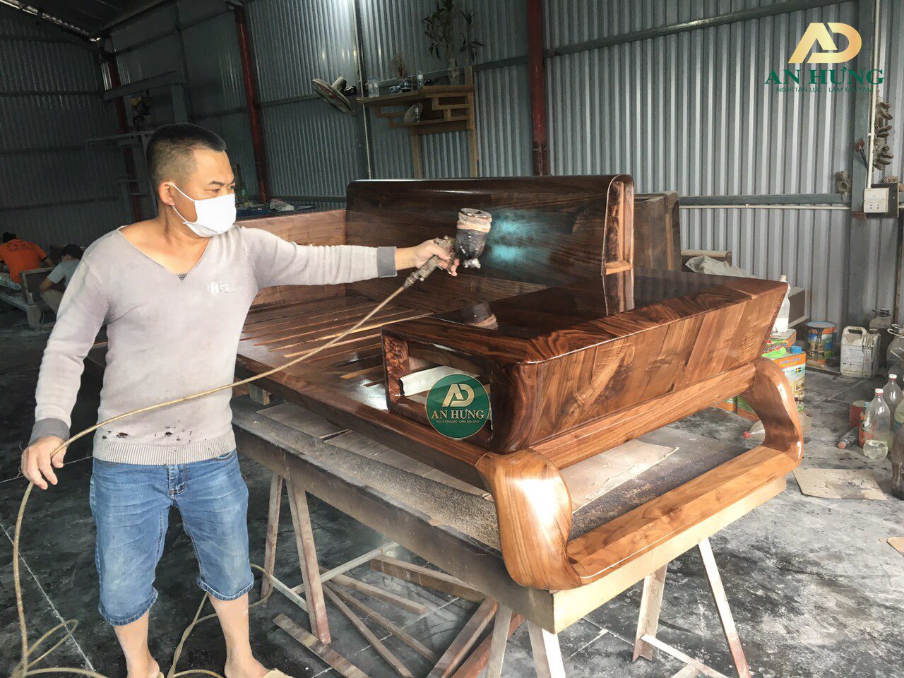 Sản xuất b&agrave;n ghế, sofa gỗ &oacute;c ch&oacute; chất lượng
