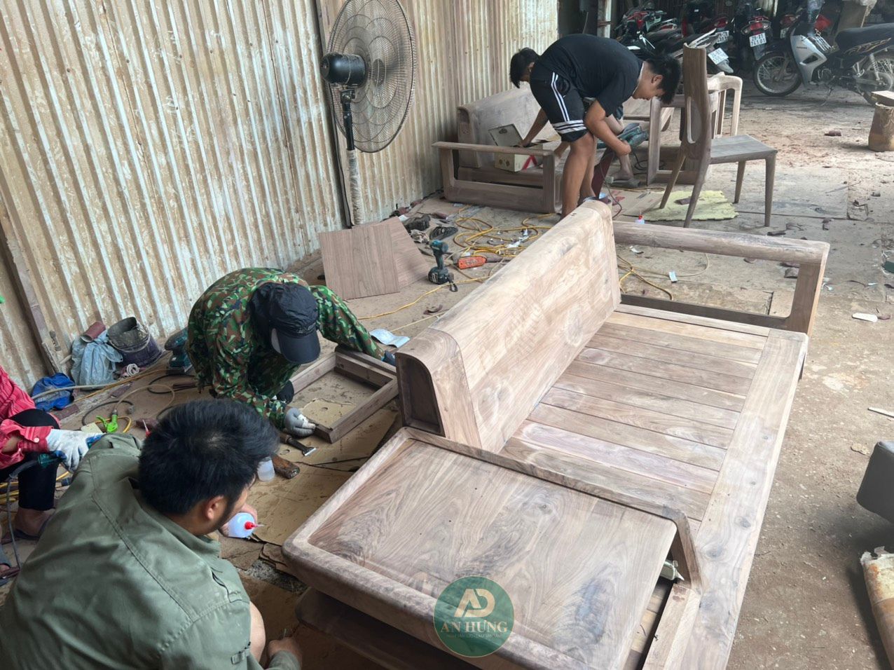 Thi c&ocirc;ng, sản xuất b&agrave;n ghế gỗ &oacute;c ch&oacute;