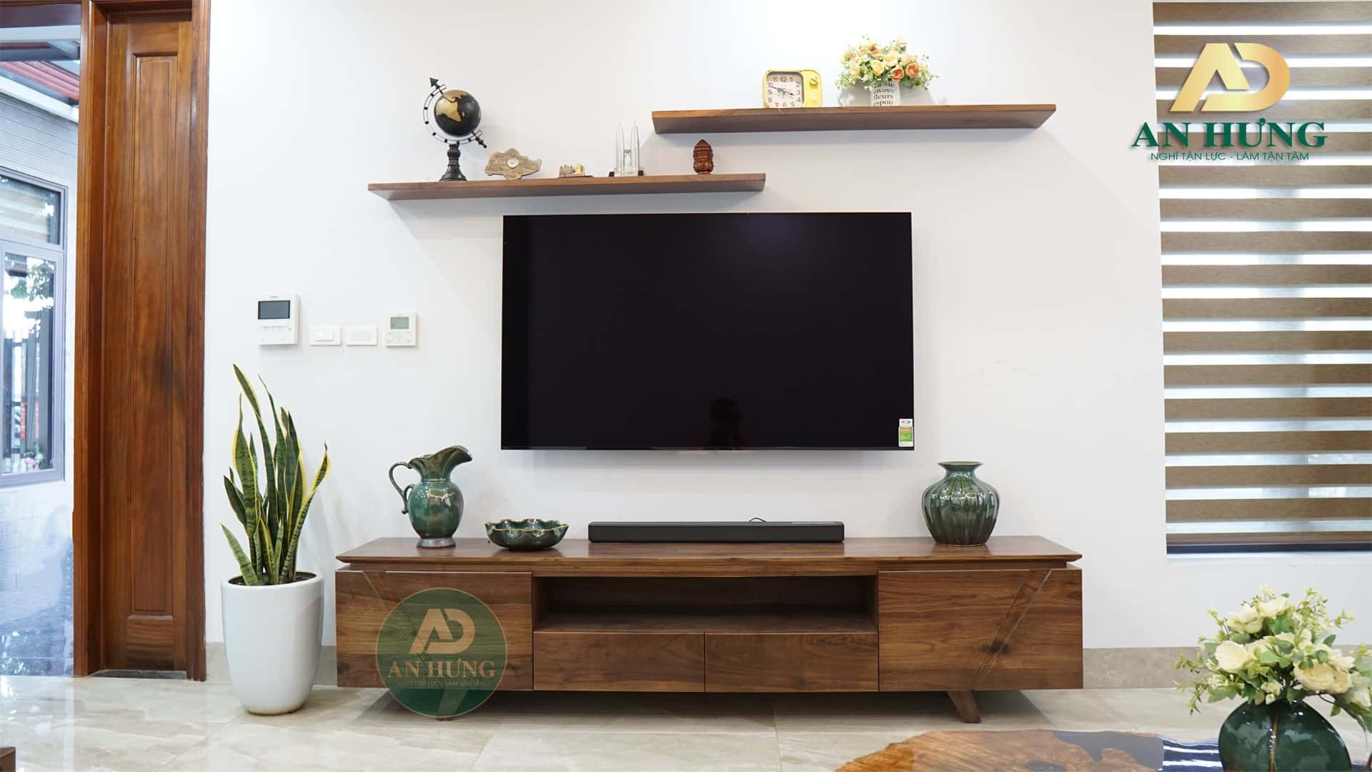Lựa chọn sử dụng kệ tivi gỗ óc chó tại TP.HCM