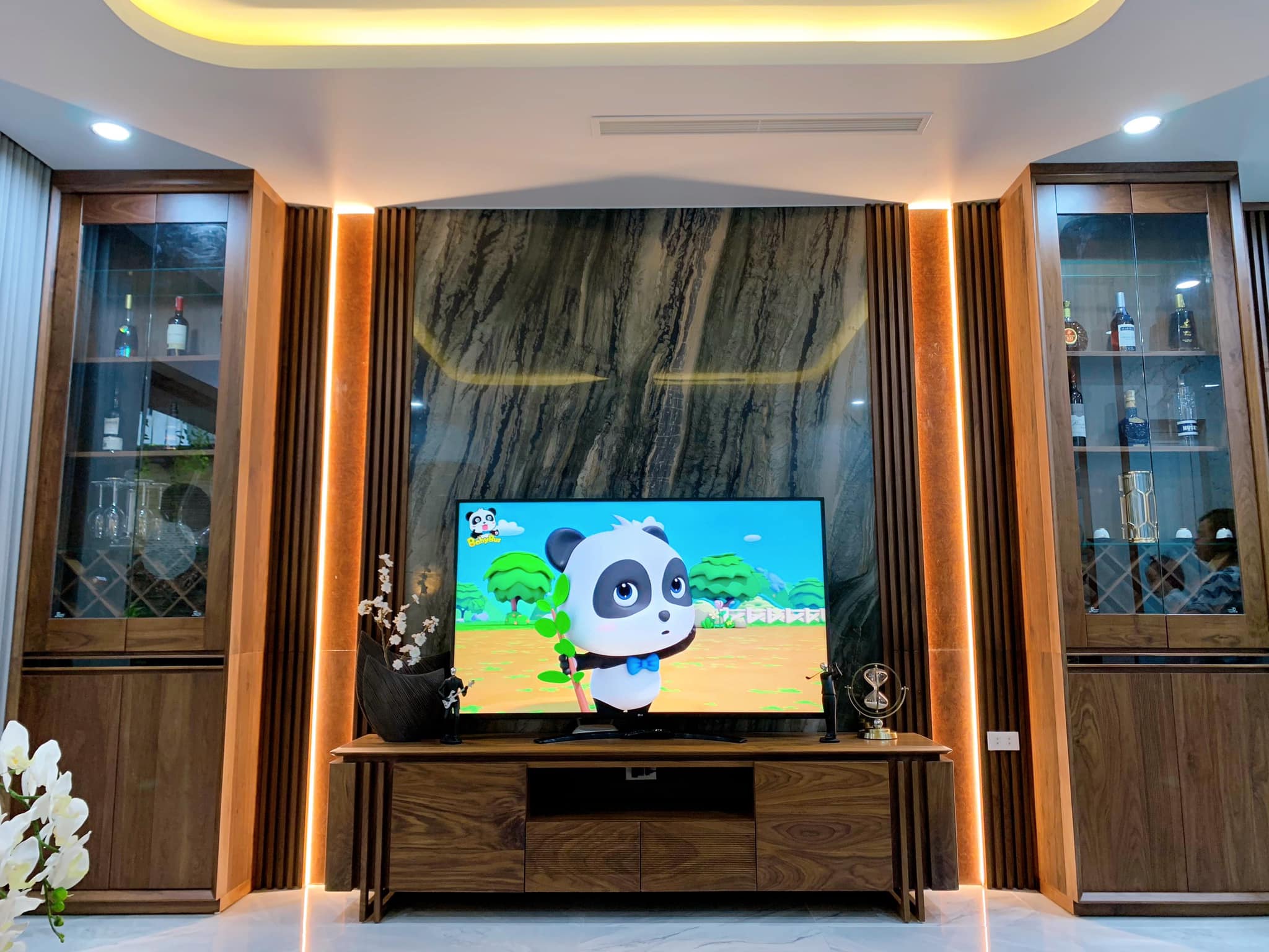 V&aacute;ch kệ tivi liền tủ rượu tiện nghi