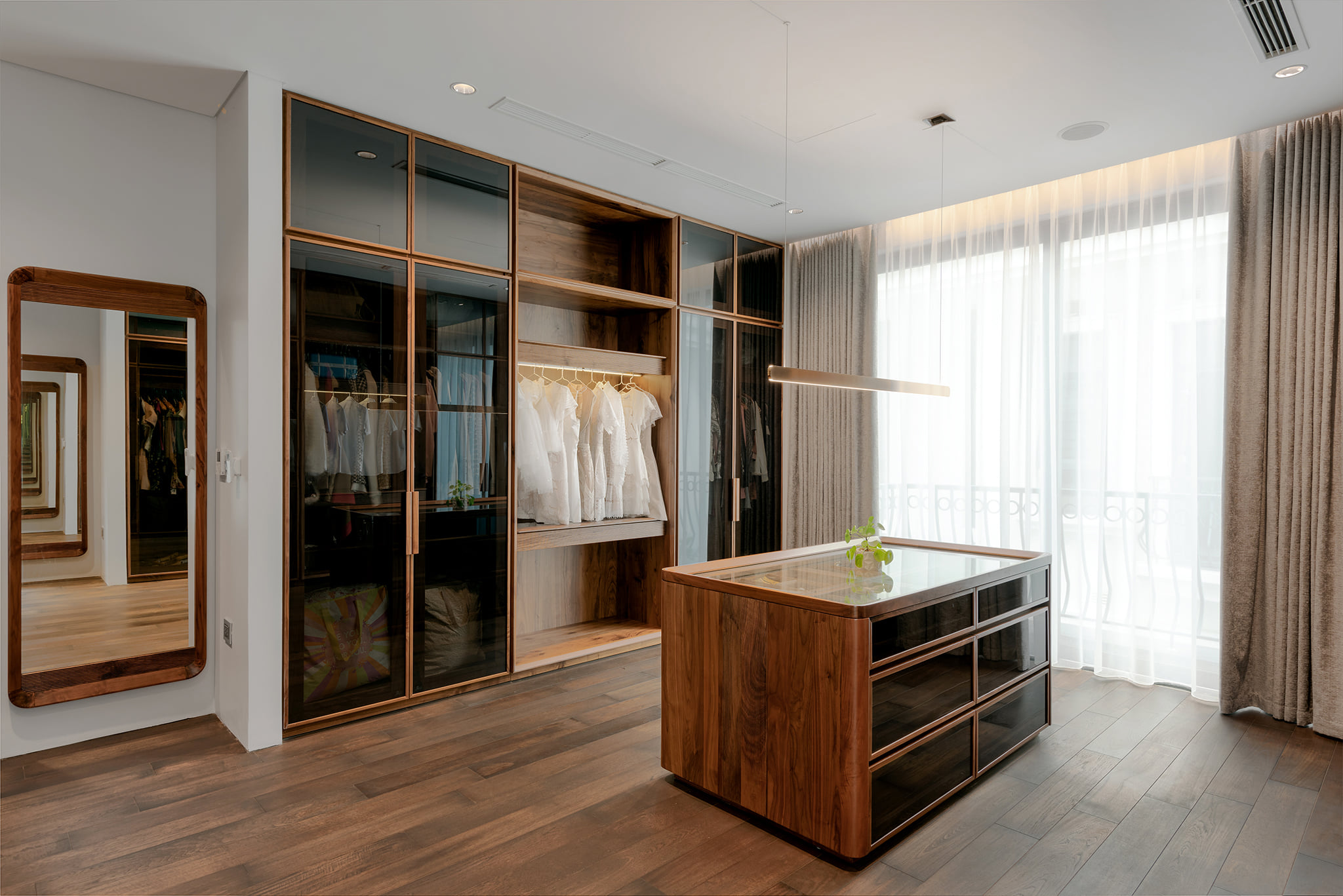 Thiết kế ph&ograve;ng thay đồ gỗ &oacute;c ch&oacute; sang trọng, ấn tượng