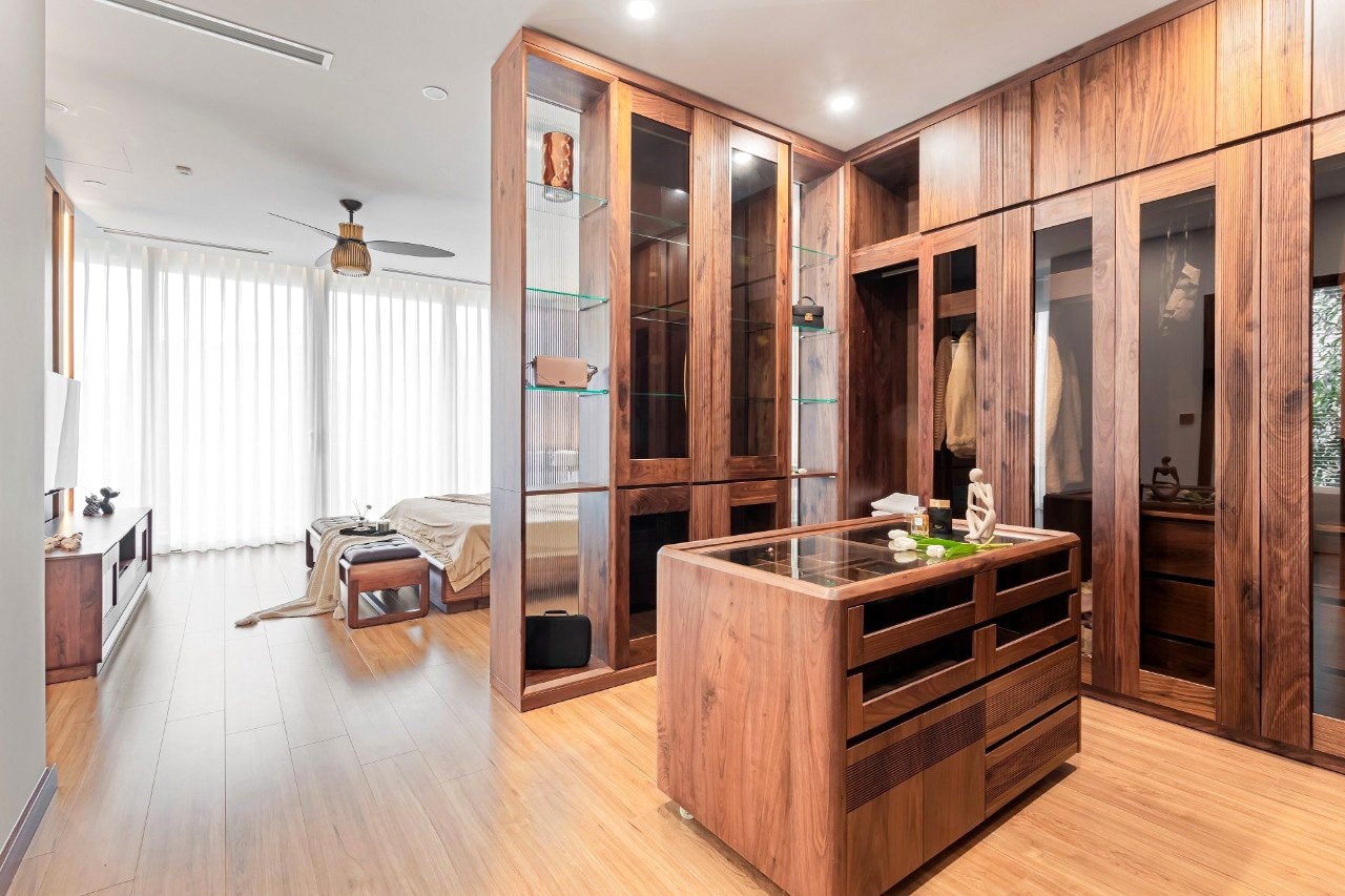 Ph&ograve;ng thay đồ gỗ &oacute;c ch&oacute; được ngăn c&aacute;ch với ph&ograve;ng ngủ nhờ v&aacute;ch ngăn tủ trang tr&iacute;