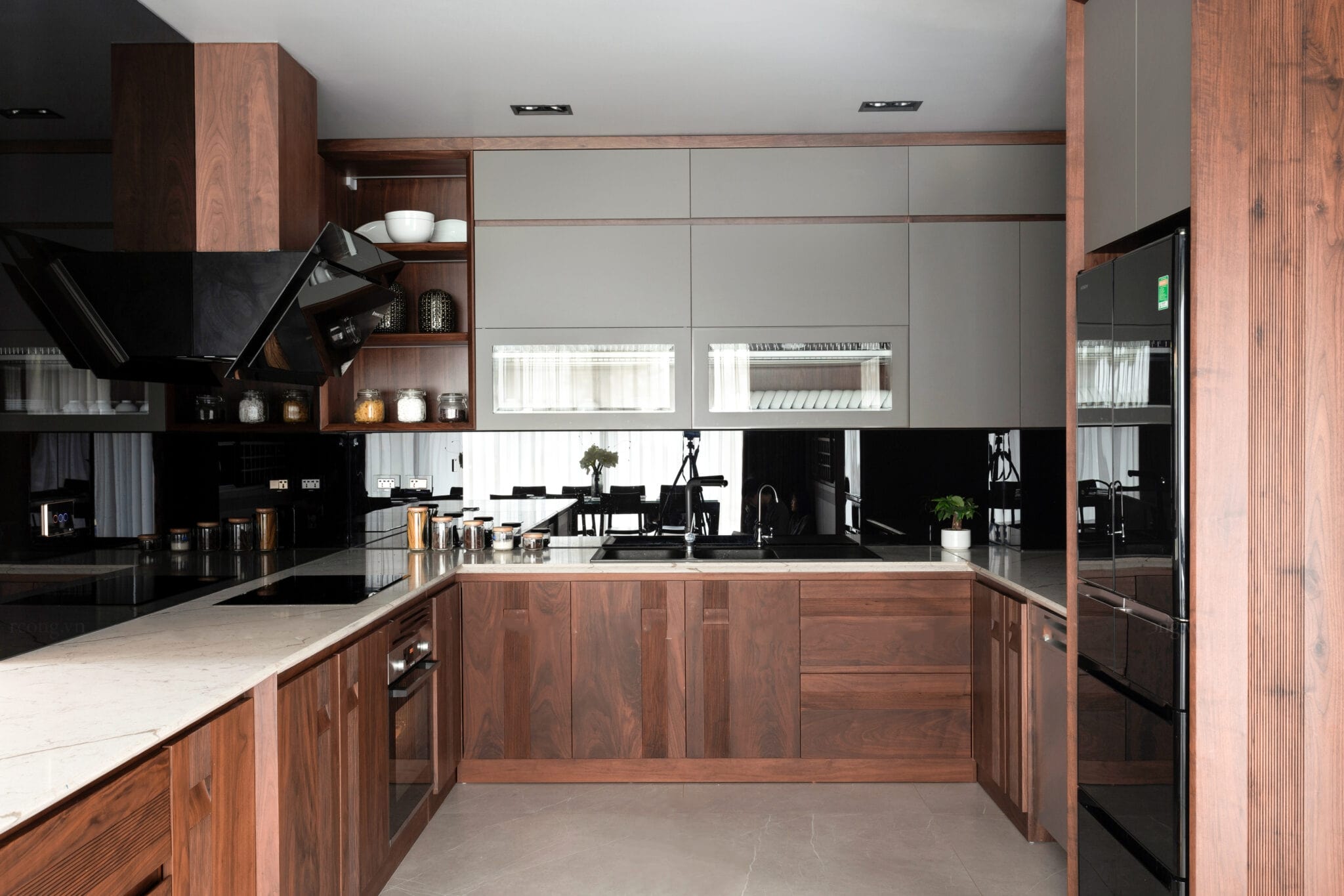 Mẫu tủ bếp gỗ &oacute;c ch&oacute; chữ U kết hợp c&aacute;nh tủ acrylic