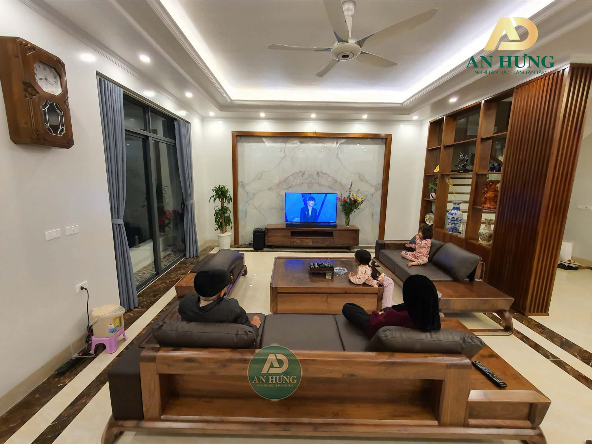 Nội thất ph&ograve;ng kh&aacute;ch bằng gỗ tự nhi&ecirc;n th&acirc;n thiện với m&ocirc;i trường, an to&agrave;n cho sức khỏe
