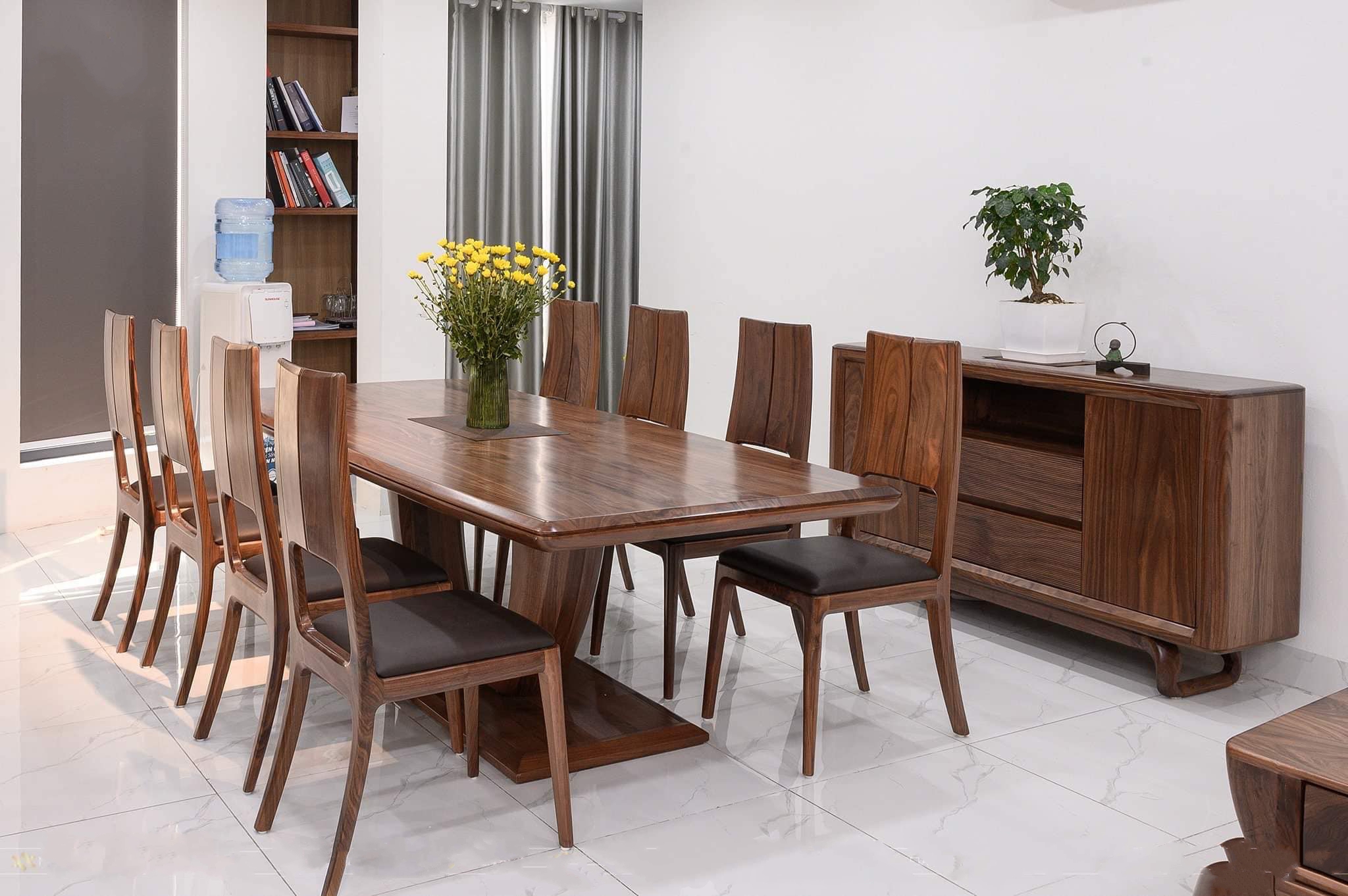 Mẫu 10: Sắc n&acirc;u trầm đậm c&ugrave;ng những đường v&acirc;n tuyệt mỹ l&agrave; điểm độc đ&aacute;o của nội thất ph&ograve;ng ăn gỗ &oacute;c ch&oacute;