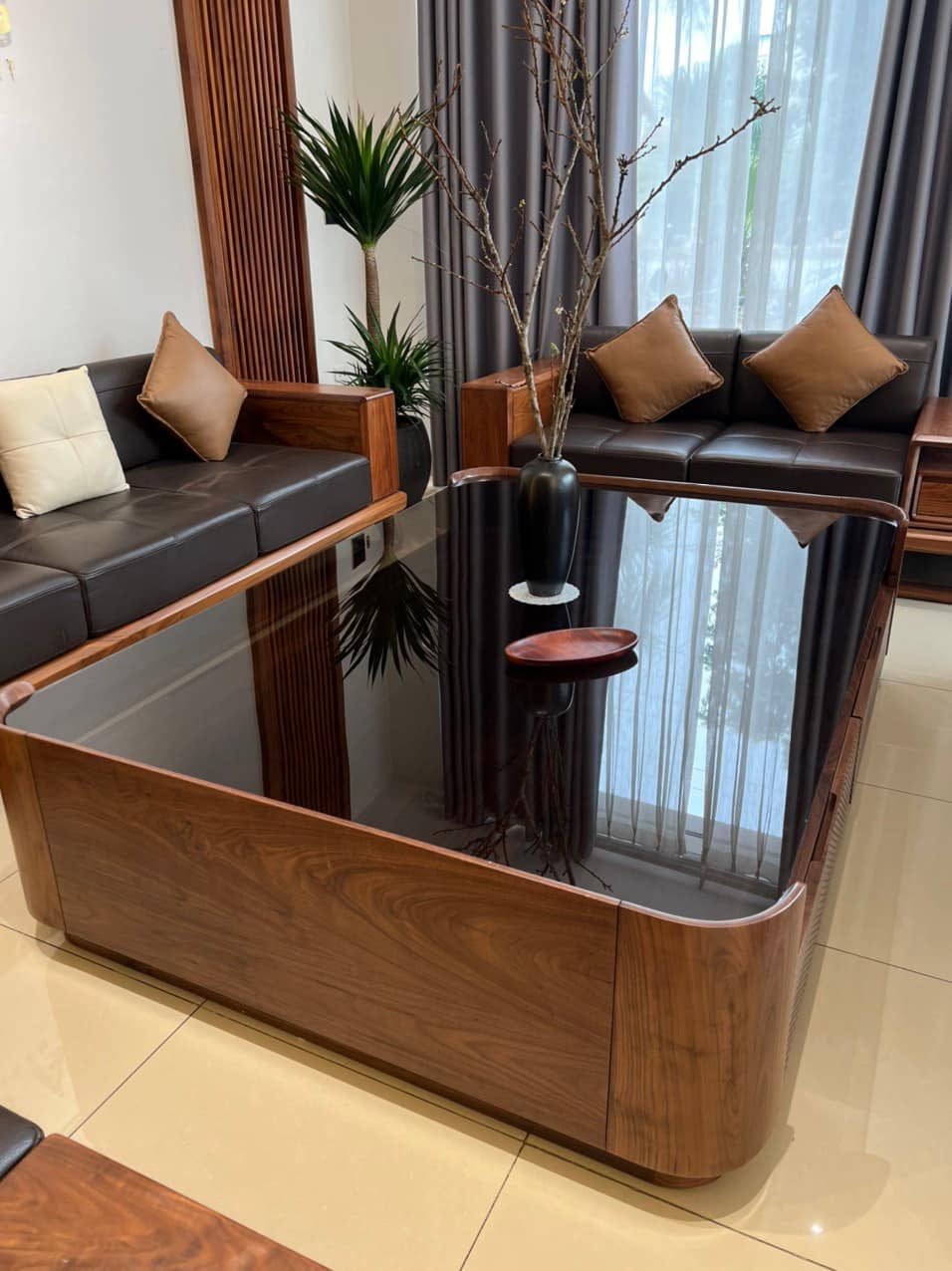 B&agrave;n tr&agrave; bằng gỗ &oacute;c ch&oacute; hiện đại