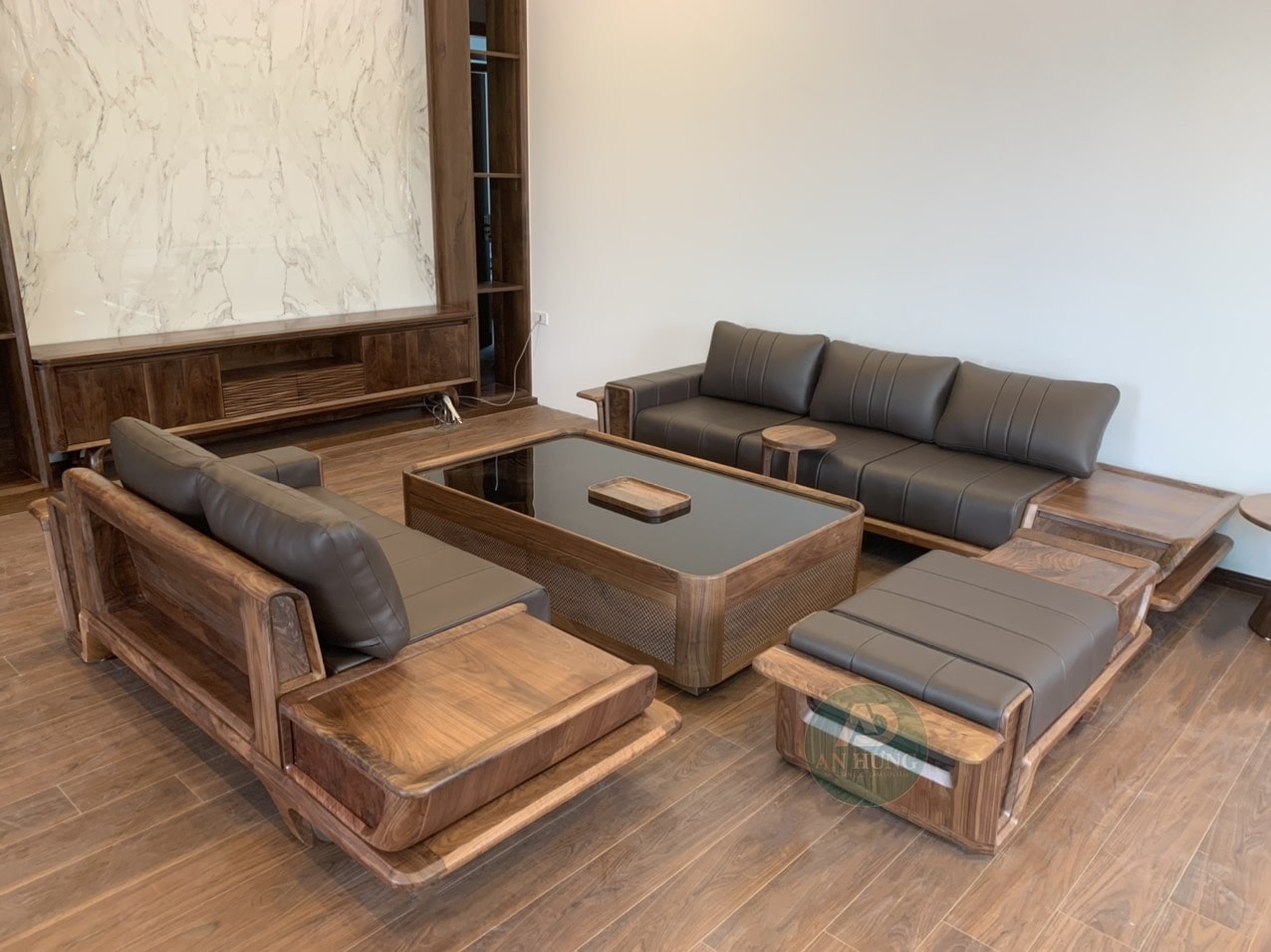 Mẫu b&agrave;n tr&agrave; được thiết kế đơn giản với dạng khối hộp chắc chắn, c&oacute; th&ecirc;m ngăn k&eacute;o đ&oacute;ng mở tiện dụng