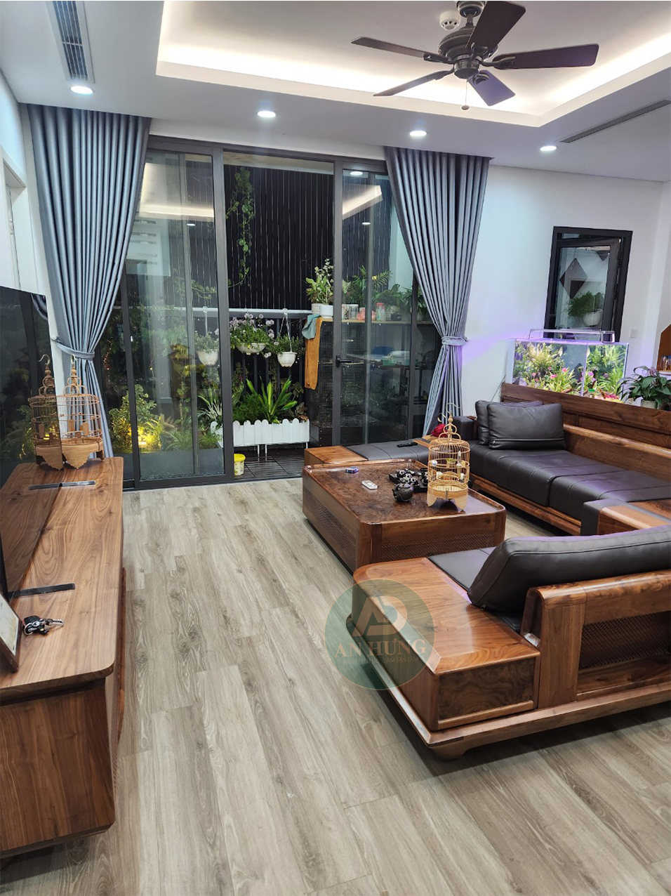 B&agrave;n uống tr&agrave; gỗ &oacute;c ch&oacute; với mặt nu &oacute;c ch&oacute; sang trọng